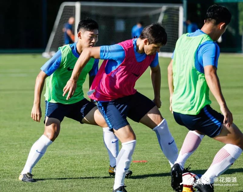 lol英雄攻略-上海申花训练开放日；窗口期扳平良机引欢呼；欧冠在即；更衣室氛围转暖的简单介绍