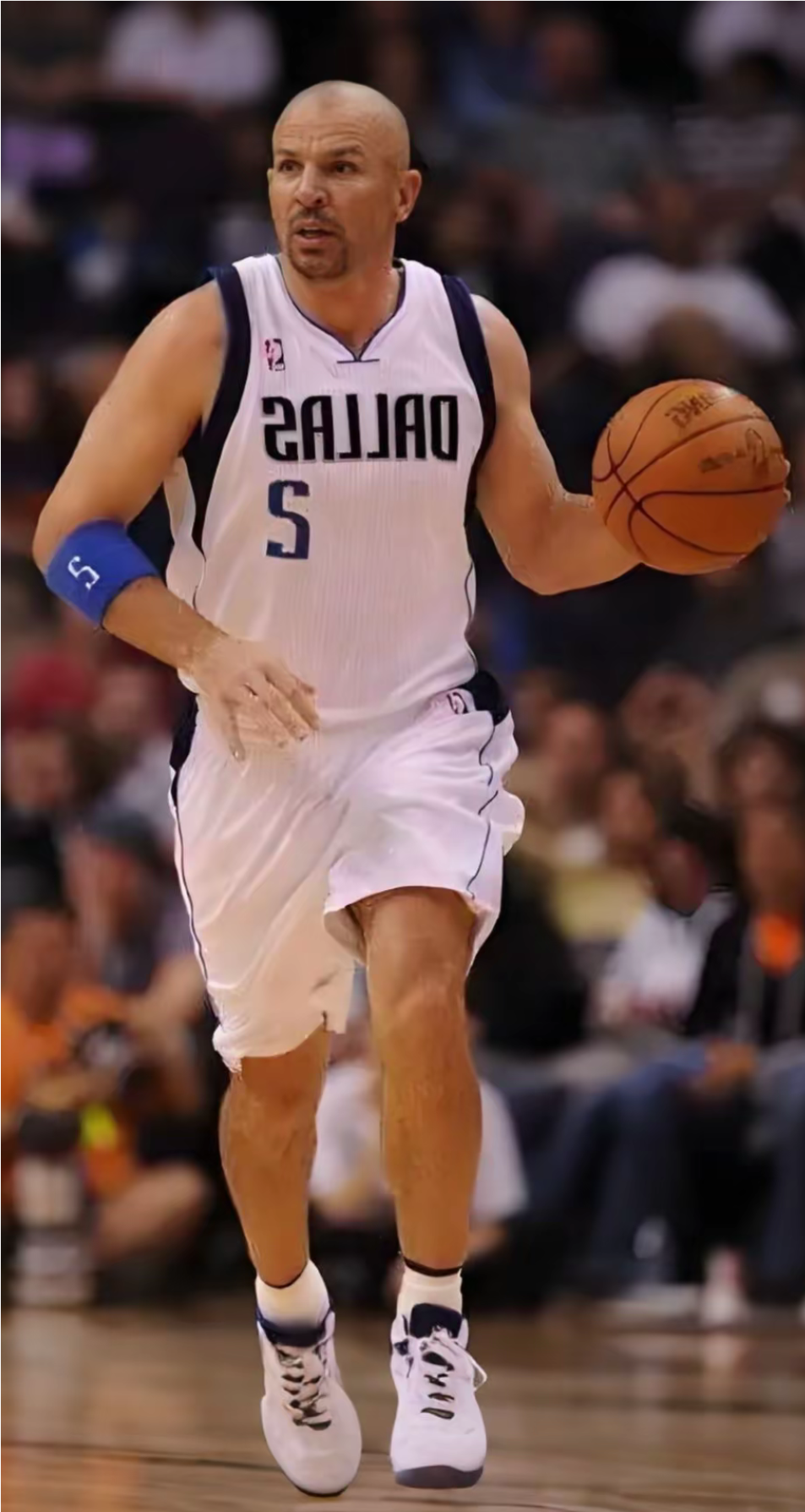 lol英雄攻略-达拉斯独行侠训练开放日，转会期临场应变引欢呼，亚冠在即，团队化学反应显著